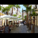 Straßencafés unter Palmen